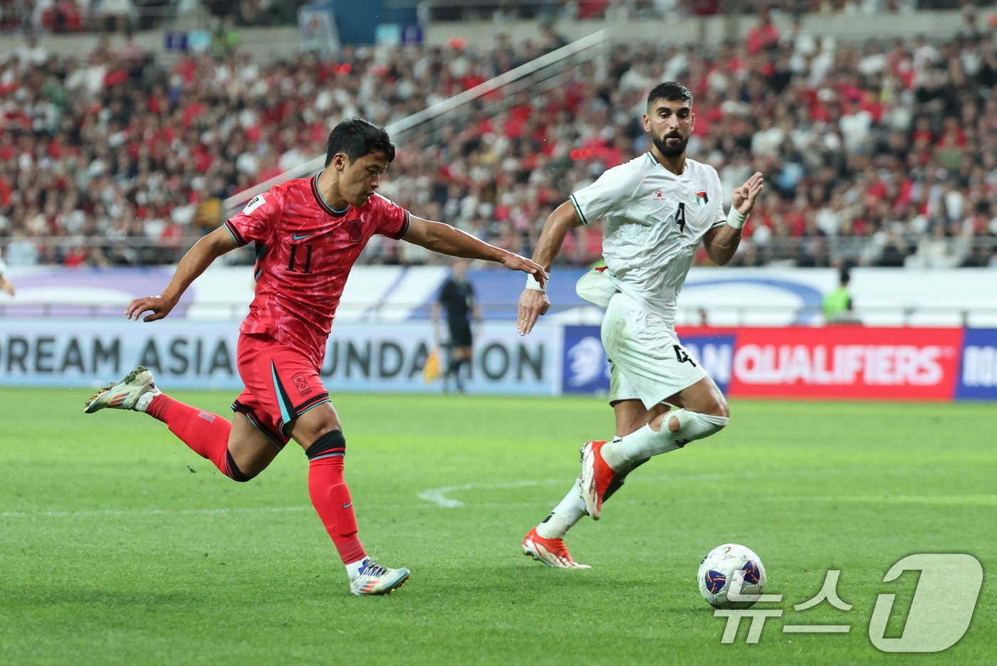 5일 오후 서울 마포구 서울월드컵경기장에서 열린 2026 국제축구연맹&#40;FIFA&#41; 북중미 월드컵 아시아 3차 예선 B조 1차전 대한민국과 팔레스타인의 경기, 대한민국 황희찬이 돌파를 시도하고 있다. 2024.9.5/뉴스1 ⓒ News1 박지혜 기자