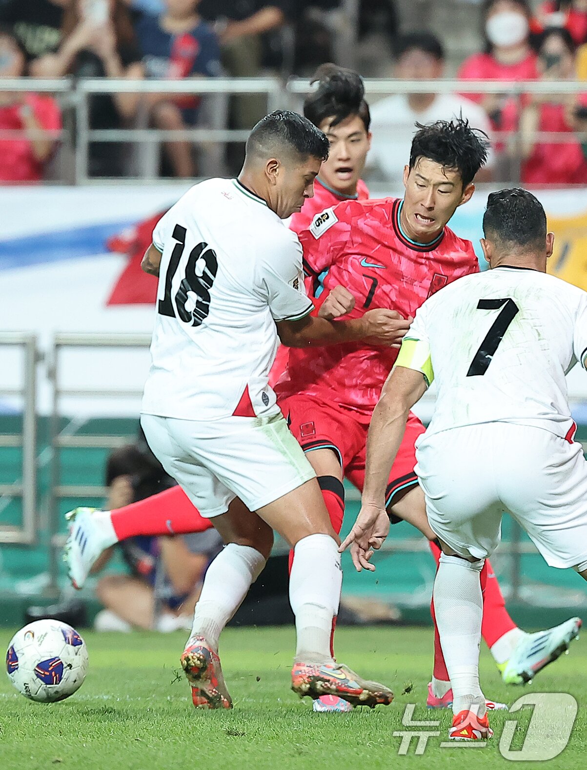 5일 오후 서울 마포구 서울월드컵경기장에서 열린 2026 국제축구연맹(FIFA) 북중미 월드컵 아시아 3차 예선 B조 1차전 대한민국과 팔레스타인의 경기, 전반 대한민국 손흥민이 팔레스타인 칸탈라나와 알바타트의 수비에 돌파가 막히고 있다. 2024.9.5/뉴스1 ⓒ News1 김진환 기자