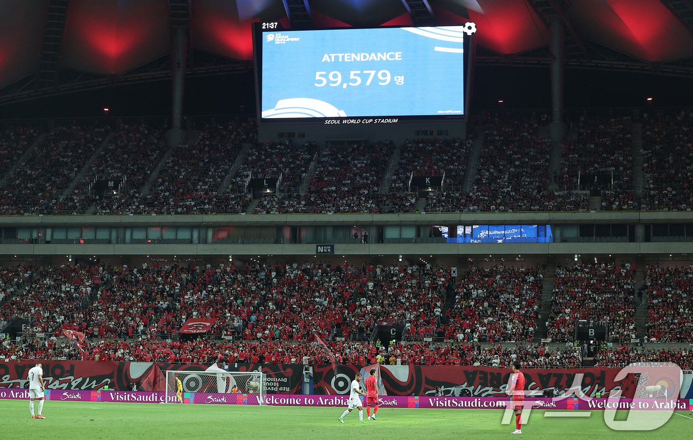 본문 이미지 - 5일 오후 서울 마포구 서울월드컵경기장에서 열린 2026 국제축구연맹(FIFA) 북중미 월드컵 아시아 3차 예선 B조 1차전 대한민국과 팔레스타인의 경기, 전광판에 59,579명의 관중이 입장했다는 안내 방송이 나오고 있다. 2024.9.5/뉴스1 ⓒ News1 김진환 기자