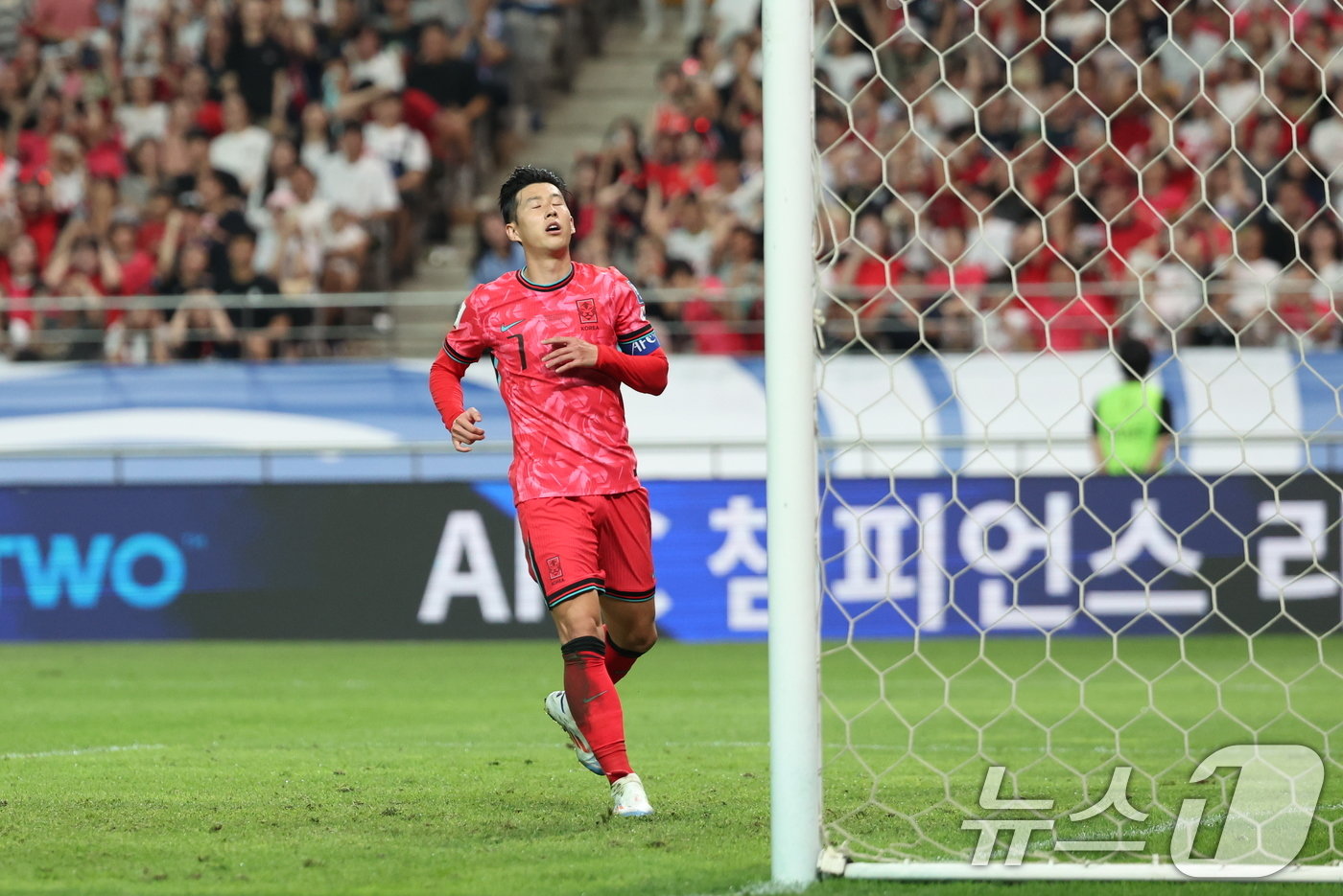 5일 오후 서울 마포구 서울월드컵경기장에서 열린 2026 국제축구연맹&#40;FIFA&#41; 북중미 월드컵 아시아 3차 예선 B조 1차전 대한민국과 팔레스타인의 경기, 골 기회를 놓친 대한민국 손흥민이 아쉬워하고 있다. 2024.9.5/뉴스1 ⓒ News1 박지혜 기자