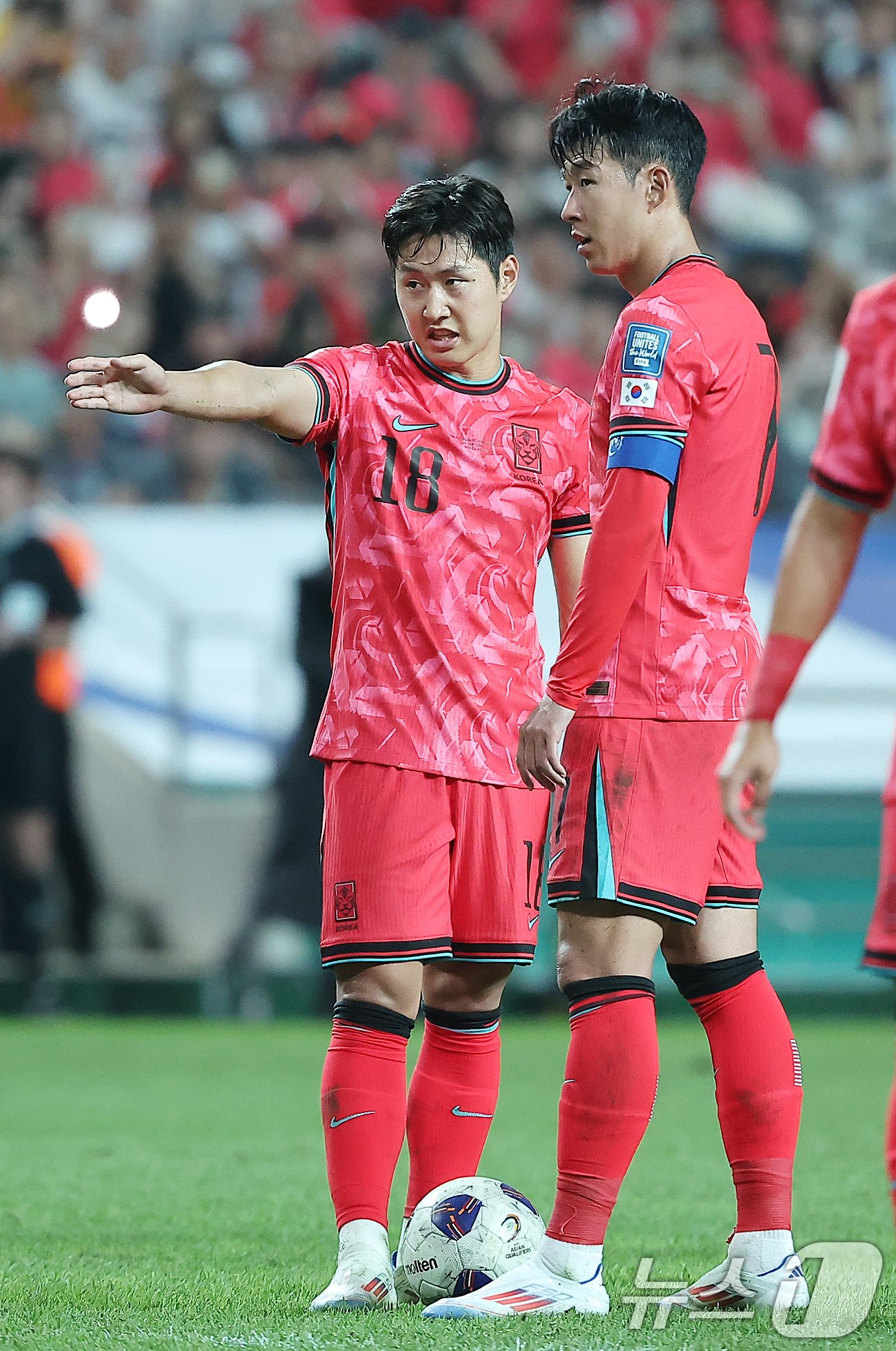 본문 이미지 - 5일 오후 서울 마포구 서울월드컵경기장에서 열린 2026 국제축구연맹(FIFA) 북중미 월드컵 아시아 3차 예선 B조 1차전 대한민국과 팔레스타인의 경기, 후반 대한민국 이강인과 손흥민이 프리킥 상황에서 대화를 나누고 있다. 2024.9.5/뉴스1 ⓒ News1 김진환 기자