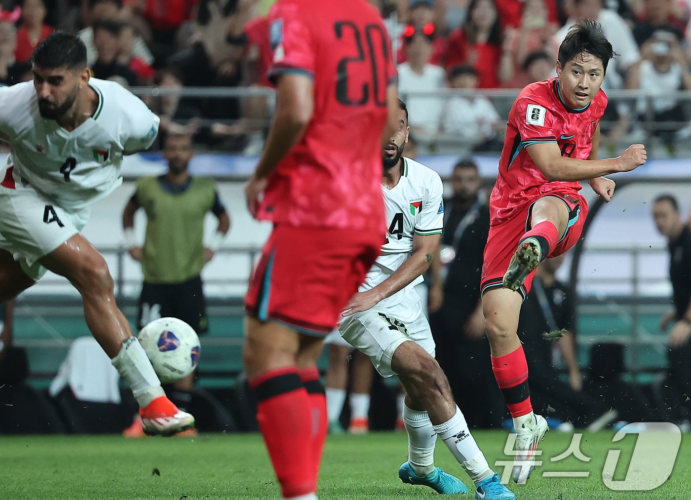 5일 오후 서울 마포구 서울월드컵경기장에서 열린 2026 국제축구연맹&#40;FIFA&#41; 북중미 월드컵 아시아 3차 예선 B조 1차전 대한민국과 팔레스타인의 경기, 후반 대한민국 이강인이 팔레스타인 수비 앞에서 슈팅을 때리고 있다. 2024.9.5/뉴스1 ⓒ News1 김진환 기자