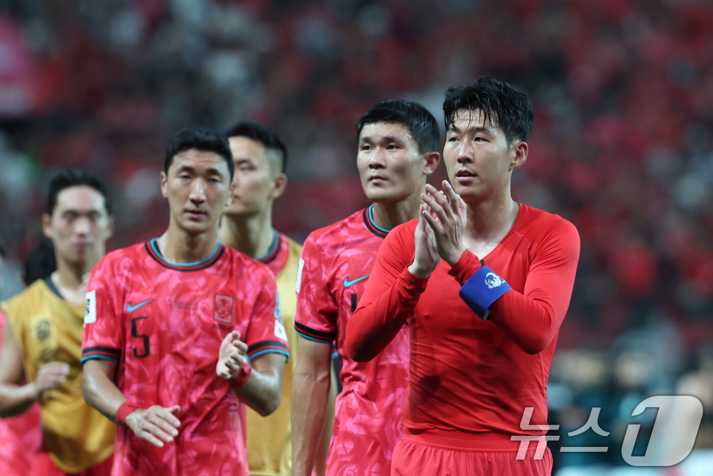 본문 이미지 - 5일 오후 서울 마포구 서울월드컵경기장에서 열린 2026 국제축구연맹&#40;FIFA&#41; 북중미 월드컵 아시아 3차 예선 B조 1차전 대한민국과 팔레스타인의 경기를 0대0 무승부로 마친 대한민국 손흥민이 팬들을 향해 인사하고 있다. 2024.9.5/뉴스1 ⓒ News1 박지혜 기자