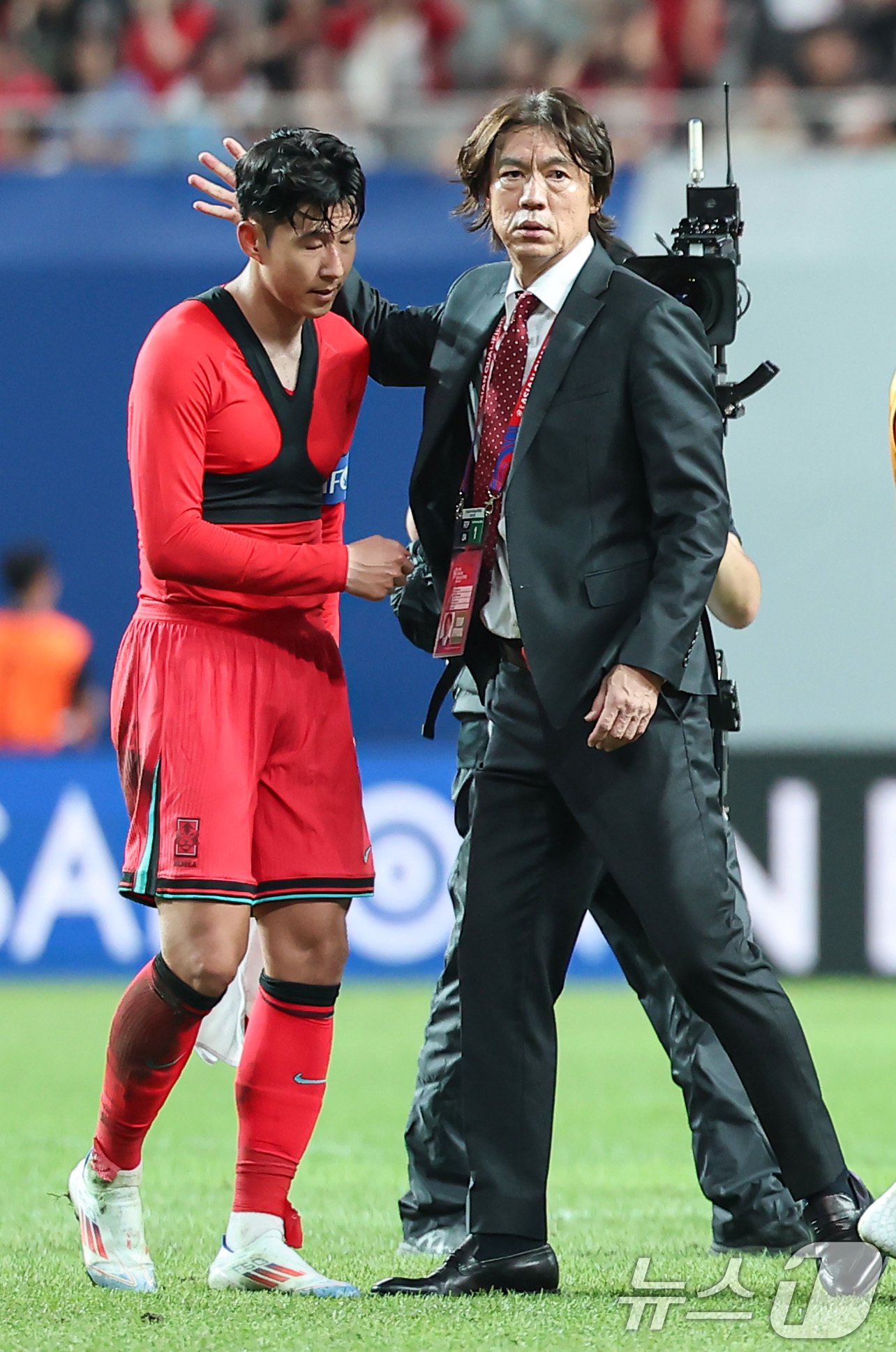 본문 이미지 - 홍명보 대한민국 축구대표팀 감독이 5 5일 오후 서울 마포구 서울월드컵경기장에서 열린 2026 국제축구연맹(FIFA) 북중미 월드컵 아시아 3차 예선 B조 1차전 대한민국과 팔레스타인의 경기에서 0대0 무승부 후 손흥민을 격려하고 있다. 2024.9.5/뉴스1 ⓒ News1 김도우 기자