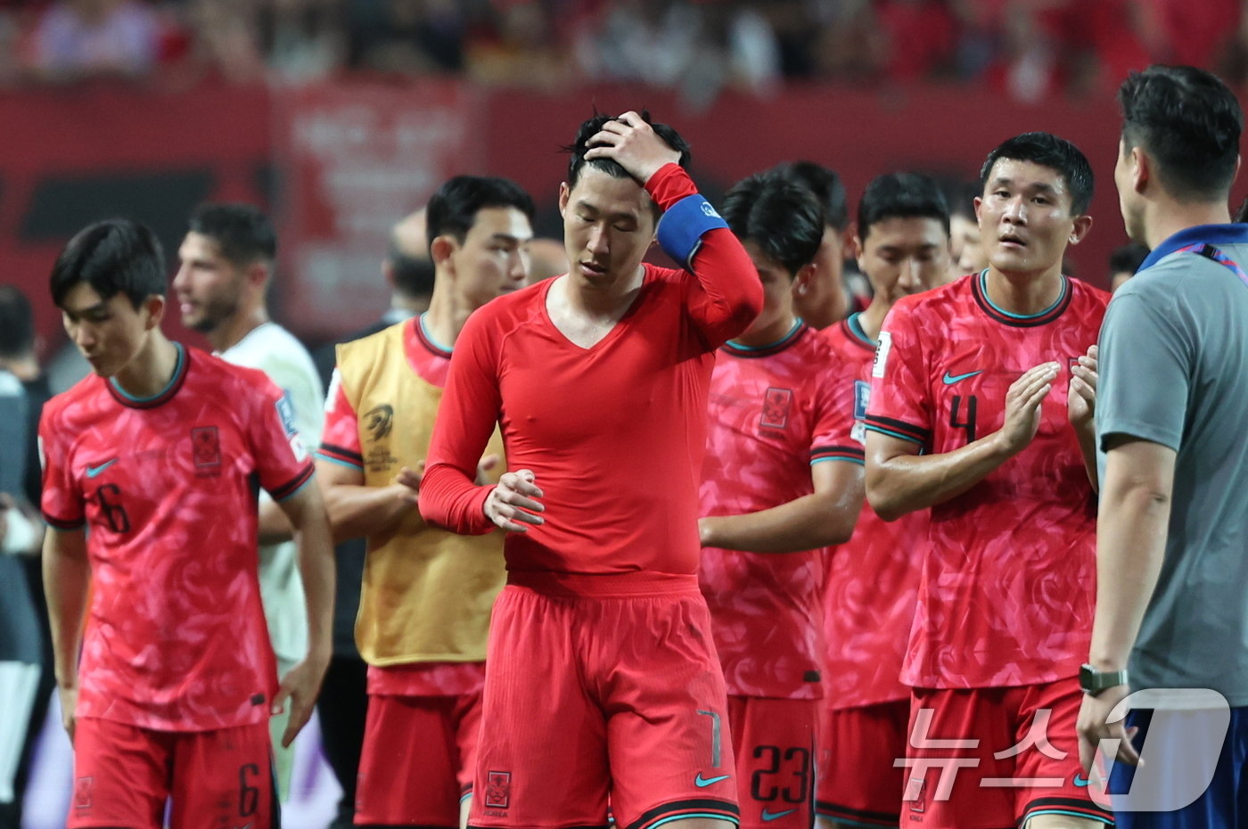 5일 오후 서울 마포구 서울월드컵경기장에서 열린 2026 국제축구연맹&#40;FIFA&#41; 북중미 월드컵 아시아 3차 예선 B조 1차전 대한민국과 팔레스타인의 경기를 0대0 무승부로 마친 대한민국 손흥민을 비롯한 선수들이 아쉬워하고 있다. 2024.9.5/뉴스1 ⓒ News1 박지혜 기자