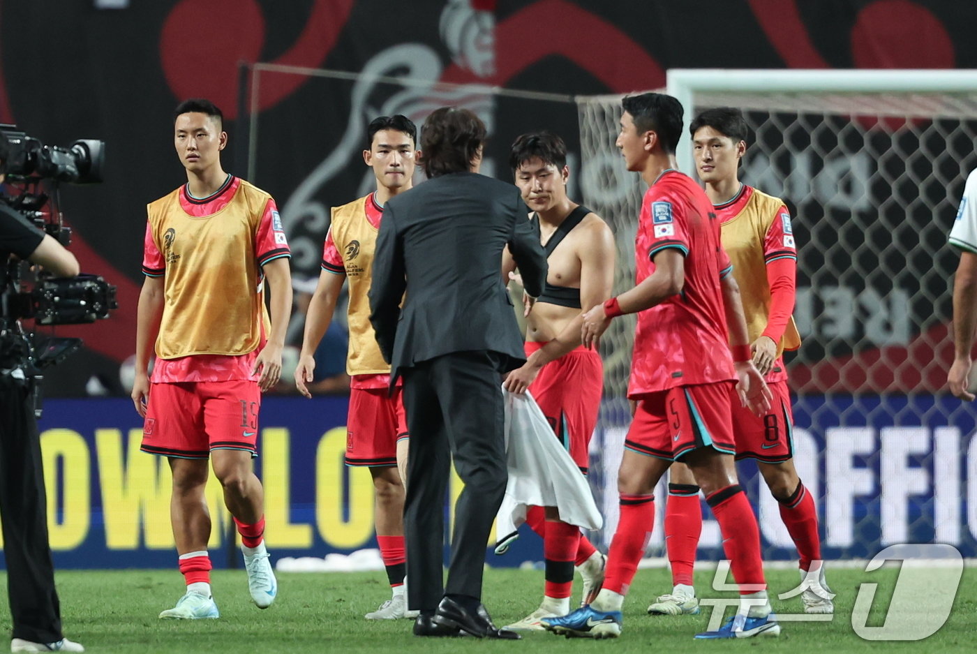 홍명보 축구대표팀 감독이 5일 오후 서울 마포구 서울월드컵경기장에서 열린 2026 국제축구연맹&#40;FIFA&#41; 북중미 월드컵 아시아 3차 예선 B조 1차전 대한민국과 팔레스타인의 경기를 0대0 무승부로 마친 후 이강인을 비롯한 선수들을 격려하고 있다. 2024.9.5/뉴스1 ⓒ News1 박지혜 기자