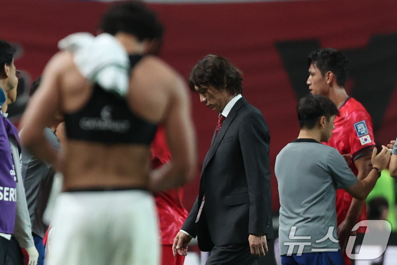 본문 이미지 - 홍명보 축구대표팀 감독이 5일 오후 서울 마포구 서울월드컵경기장에서 열린 2026 국제축구연맹(FIFA) 북중미 월드컵 아시아 3차 예선 B조 1차전 대한민국과 팔레스타인의 경기를 0대0 무승부로 마친 후 경기장을 나서고 있다. 2024.9.5/뉴스1 ⓒ News1 박지혜 기자