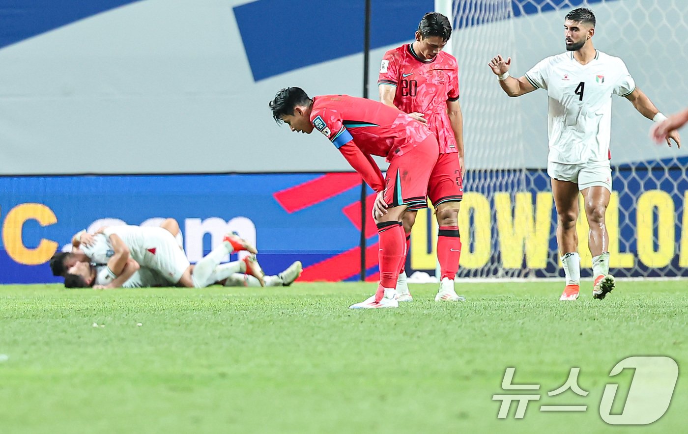 본문 이미지 - 지난 9월 무승부로 경기를 마친 뒤의 한국과 팔레스타인 선수들의 모습.. 2024.9.5/뉴스1 ⓒ News1 김도우 기자