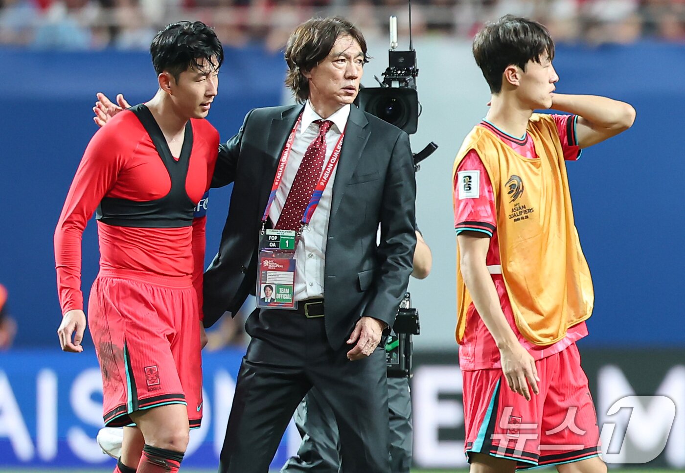 본문 이미지 - 홍명보 대한민국 축구대표팀 감독이 5 5일 오후 서울 마포구 서울월드컵경기장에서 열린 2026 국제축구연맹&#40;FIFA&#41; 북중미 월드컵 아시아 3차 예선 B조 1차전 대한민국과 팔레스타인의 경기에서 0대0 무승부 후 손흥민을 격려하고 있다. 2024.9.5/뉴스1 ⓒ News1 김도우 기자