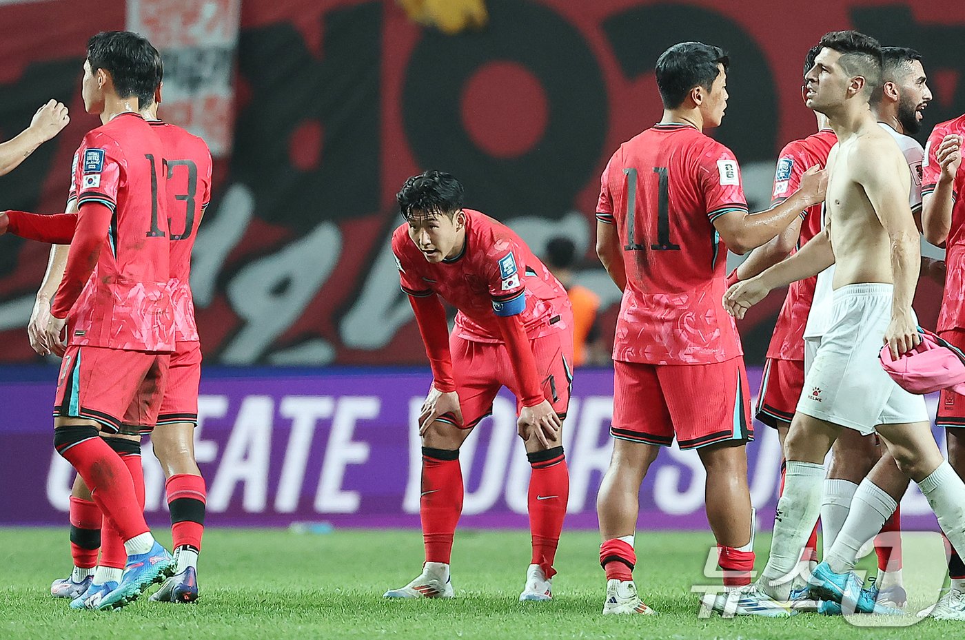 본문 이미지 - 5일 오후 서울 마포구 서울월드컵경기장에서 열린 2026 국제축구연맹&#40;FIFA&#41; 북중미 월드컵 아시아 3차 예선 B조 1차전 대한민국과 팔레스타인의 경기, 팔레스타인을 상대로 0대0 무승부를 기록한 축구대표팀 손흥민이 아쉬워하고 있다. 2024.9.5/뉴스1 ⓒ News1 김진환 기자