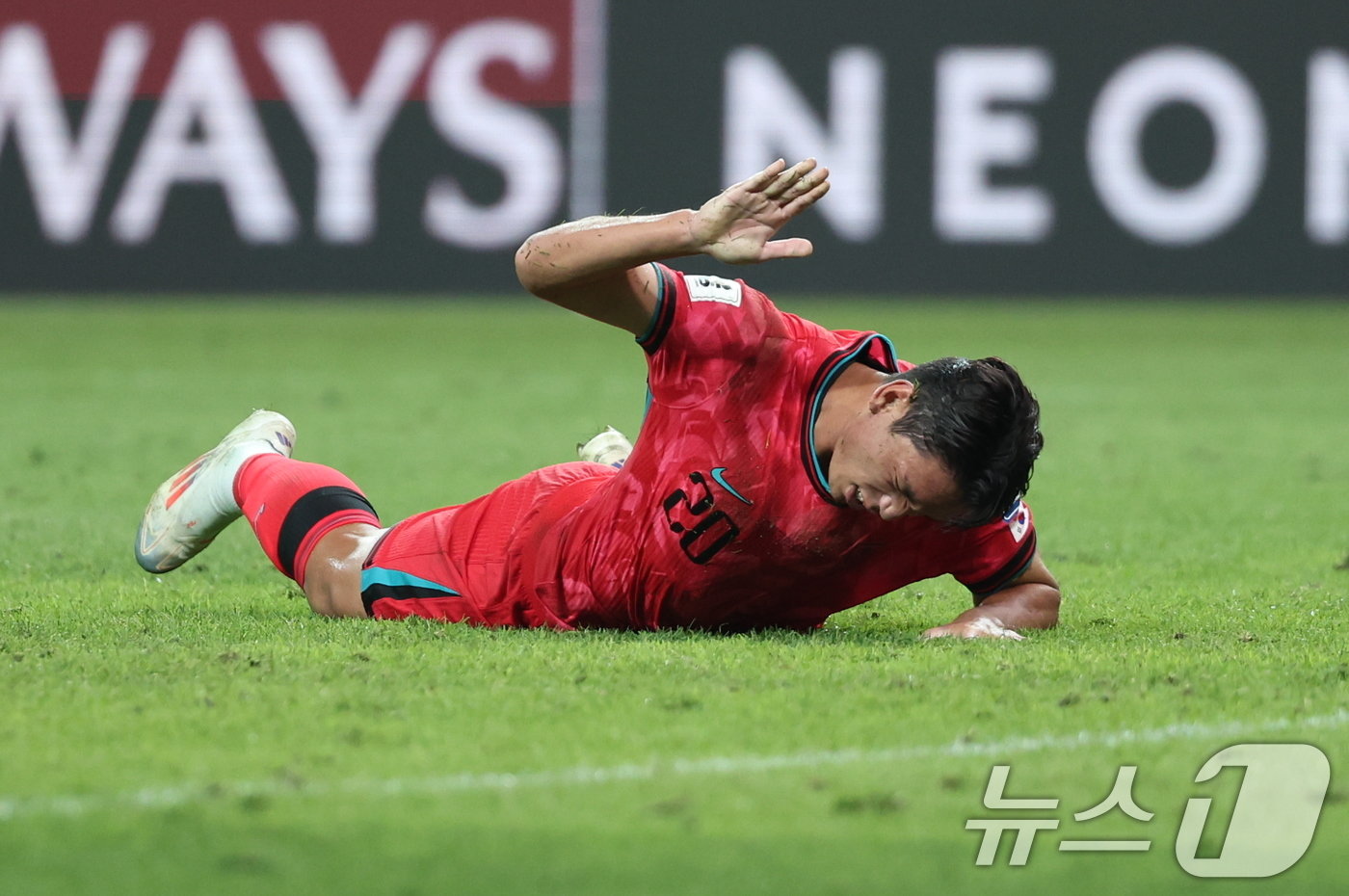 본문 이미지 - 5일 오후 서울 마포구 서울월드컵경기장에서 열린 2026 국제축구연맹(FIFA) 북중미 월드컵 아시아 3차 예선 B조 1차전 대한민국과 팔레스타인의 경기를 0대0 무승부로 마친 대한민국 오세훈이 아쉬워하고 있다. 2024.9.5/뉴스1 ⓒ News1 박지혜 기자