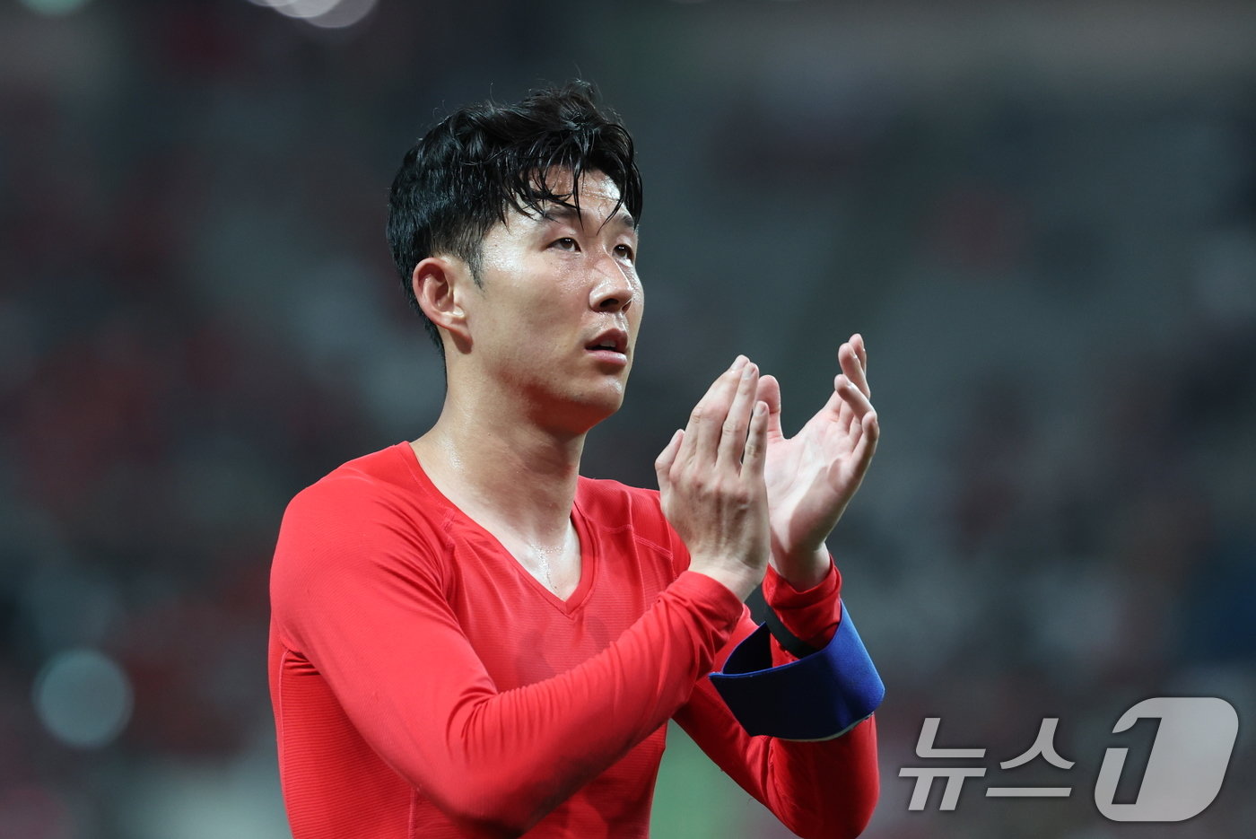 본문 이미지 - 5일 오후 서울 마포구 서울월드컵경기장에서 열린 2026 국제축구연맹(FIFA) 북중미 월드컵 아시아 3차 예선 B조 1차전 대한민국과 팔레스타인의 경기를 0대0 무승부로 마친 대한민국 손흥민이 팬들을 향해 인사하고 있다. 2024.9.5/뉴스1 ⓒ News1 박지혜 기자