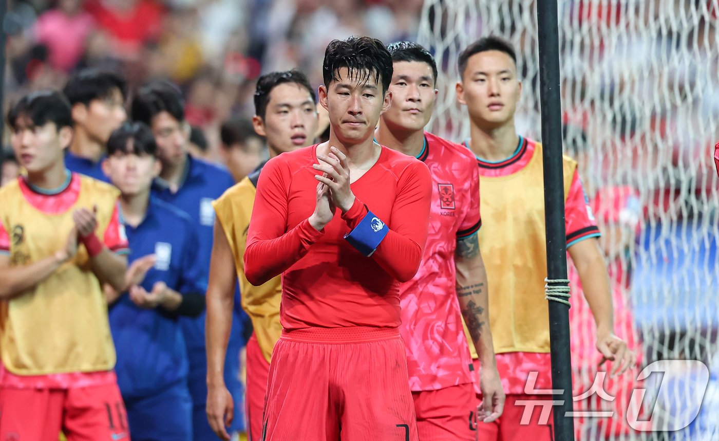 5일 오후 서울 마포구 서울월드컵경기장에서 열린 2026 국제축구연맹&#40;FIFA&#41; 북중미 월드컵 아시아 3차 예선 B조 1차전 대한민국과 팔레스타인의 경기, 대한민국 손흥민을 비롯한 선수들이 0대0 무승부 후 관중에게 인사하고 있다. 2024.9.5/뉴스1 ⓒ News1 김도우 기자