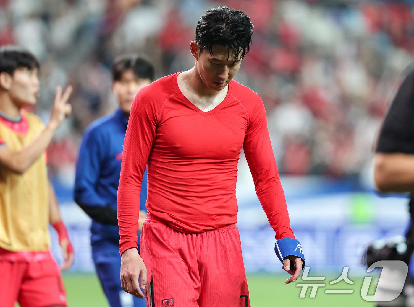 본문 이미지 - 5일 오후 서울 마포구 서울월드컵경기장에서 열린 2026 국제축구연맹(FIFA) 북중미 월드컵 아시아 3차 예선 B조 1차전 대한민국과 팔레스타인의 경기, 대한민국 손흥민이 0대0 무승부 후 관중에게 인사하고 있다. 2024.9.5/뉴스1 ⓒ News1 김도우 기자