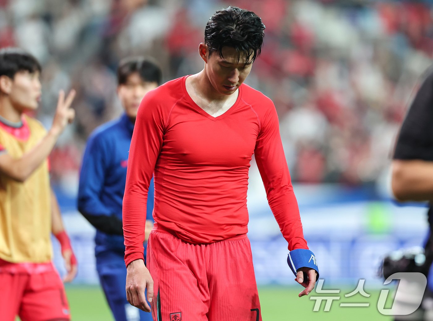 5일 오후 서울 마포구 서울월드컵경기장에서 열린 2026 국제축구연맹&#40;FIFA&#41; 북중미 월드컵 아시아 3차 예선 B조 1차전 대한민국과 팔레스타인의 경기, 대한민국 손흥민이 0대0 무승부 후 관중에게 인사하고 있다. 2024.9.5/뉴스1 ⓒ News1 김도우 기자