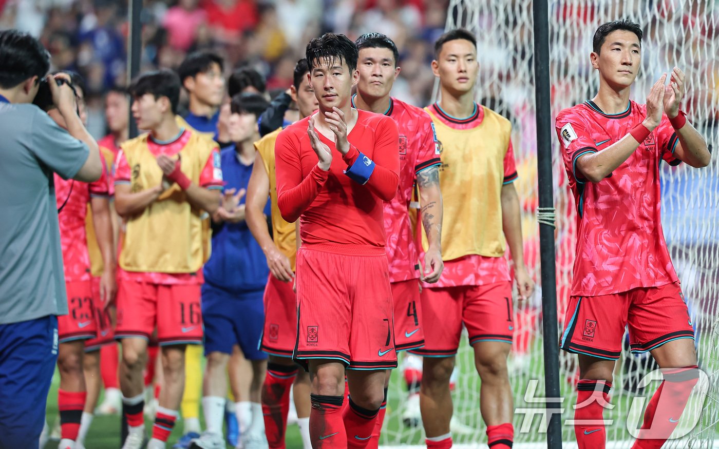 5일 오후 서울 마포구 서울월드컵경기장에서 열린 2026 국제축구연맹&#40;FIFA&#41; 북중미 월드컵 아시아 3차 예선 B조 1차전 대한민국과 팔레스타인의 경기, 대한민국 손흥민을 비롯한 선수들이 0대0 무승부 후 관중에게 인사하고 있다. 2024.9.5/뉴스1 ⓒ News1 김도우 기자