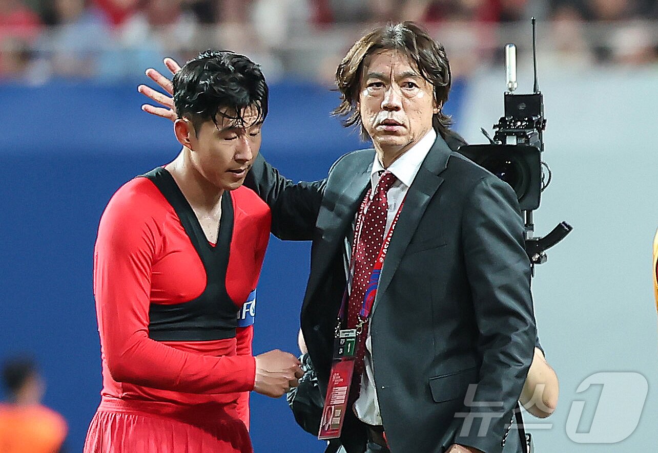 홍명보 대한민국 축구대표팀 감독이 5 5일 오후 서울 마포구 서울월드컵경기장에서 열린 2026 국제축구연맹&#40;FIFA&#41; 북중미 월드컵 아시아 3차 예선 B조 1차전 대한민국과 팔레스타인의 경기에서 0대0 무승부 후 손흥민을 격려하고 있다. 2024.9.5/뉴스1 ⓒ News1 김도우 기자