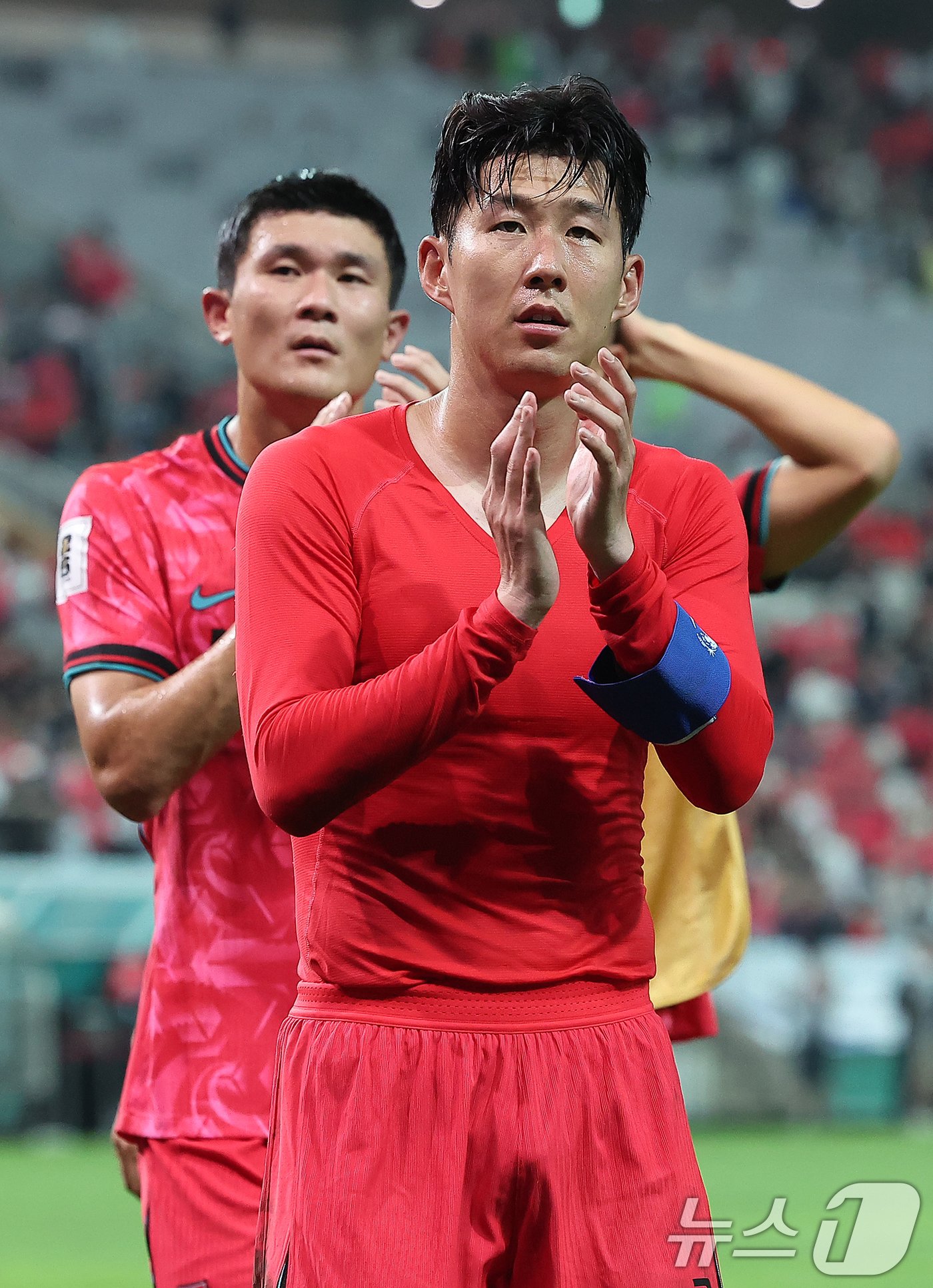 본문 이미지 - 5일 오후 서울 마포구 서울월드컵경기장에서 열린 2026 국제축구연맹(FIFA) 북중미 월드컵 아시아 3차 예선 B조 1차전 대한민국과 팔레스타인의 경기, 팔레스타인을 상대로 0대0 무승부를 기록한 축구대표팀 손흥민과 김민재가 경기 후 팬들에게 인사하고 있다. 2024.9.5/뉴스1 ⓒ News1 김진환 기자