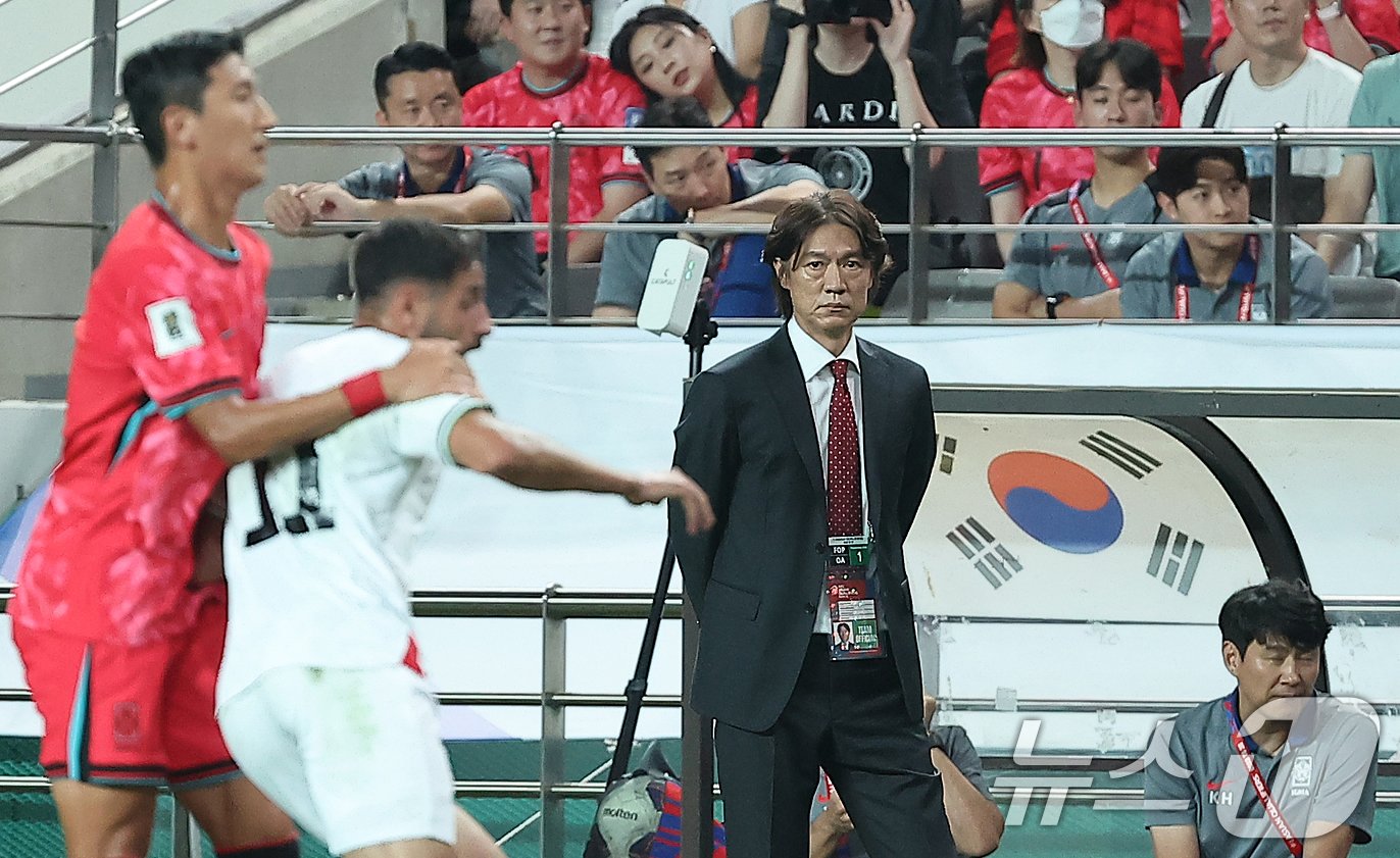 본문 이미지 - 5일 오후 서울 마포구 서울월드컵경기장에서 열린 2026 국제축구연맹(FIFA) 북중미 월드컵 아시아 3차 예선 B조 1차전 대한민국과 팔레스타인의 경기, 홍명보 축구대표팀 감독이 경기를 지켜보고 있다. 대표팀은 팔레스타인과 0대0 무승부를 기록했다. 2024.9.5/뉴스1 ⓒ News1 김진환 기자