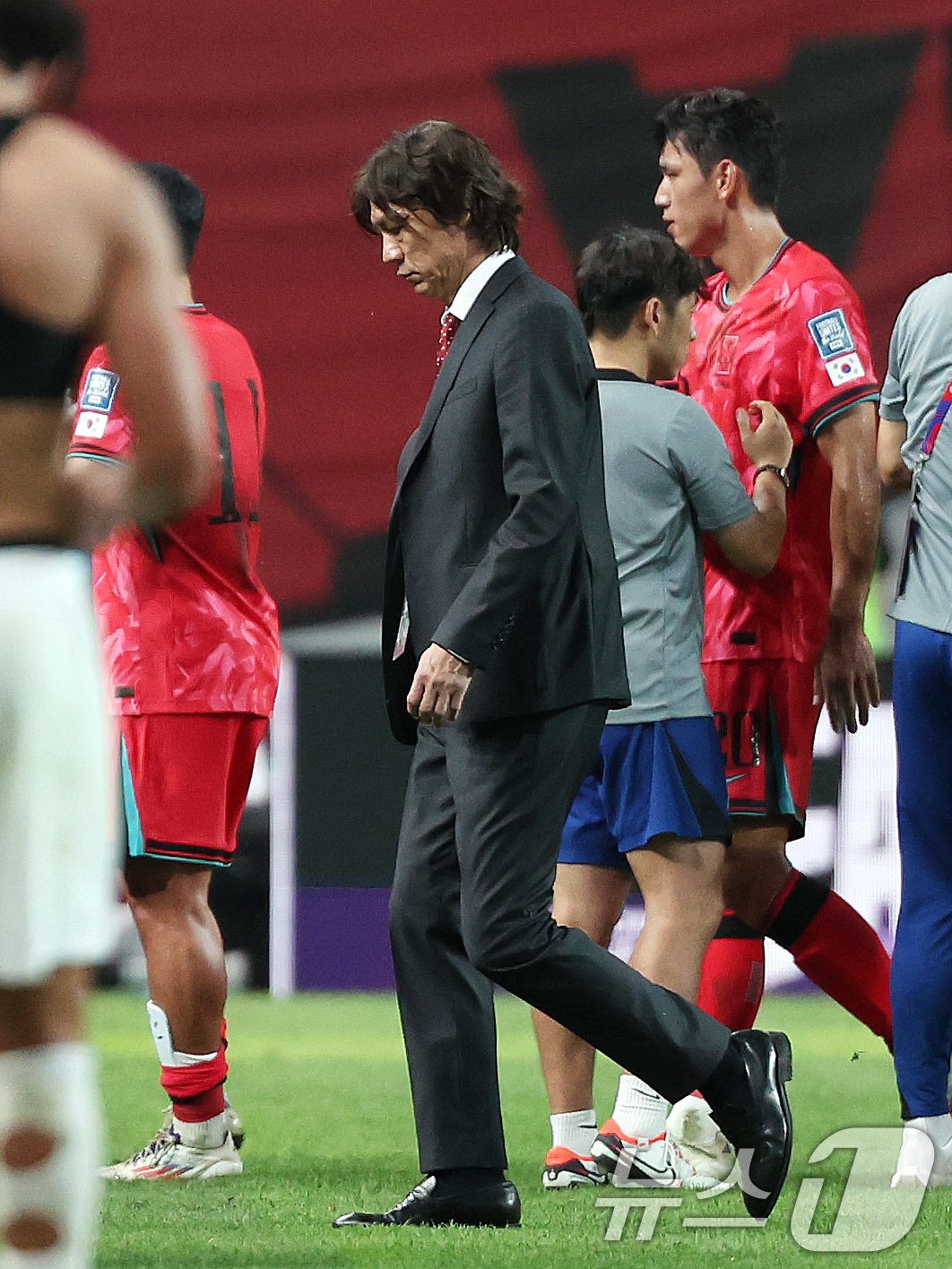 본문 이미지 - 홍명보 축구대표팀 감독이 5일 오후 서울 마포구 서울월드컵경기장에서 열린 2026 국제축구연맹(FIFA) 북중미 월드컵 아시아 3차 예선 B조 1차전 대한민국과 팔레스타인의 경기를 0대0 무승부로 마친 후 경기장을 나서고 있다. 2024.9.5/뉴스1 ⓒ News1 박지혜 기자