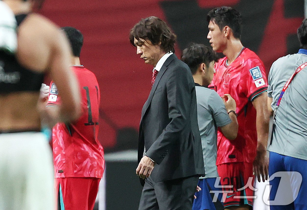 본문 이미지 - 홍명보 축구대표팀 감독이 5일 오후 서울 마포구 서울월드컵경기장에서 열린 2026 국제축구연맹(FIFA) 북중미 월드컵 아시아 3차 예선 B조 1차전 대한민국과 팔레스타인의 경기를 0대 0 무승부로 마친 뒤 경기장을 나서고 있다. 2024.9.5/뉴스1 ⓒ News1 박지혜 기자
