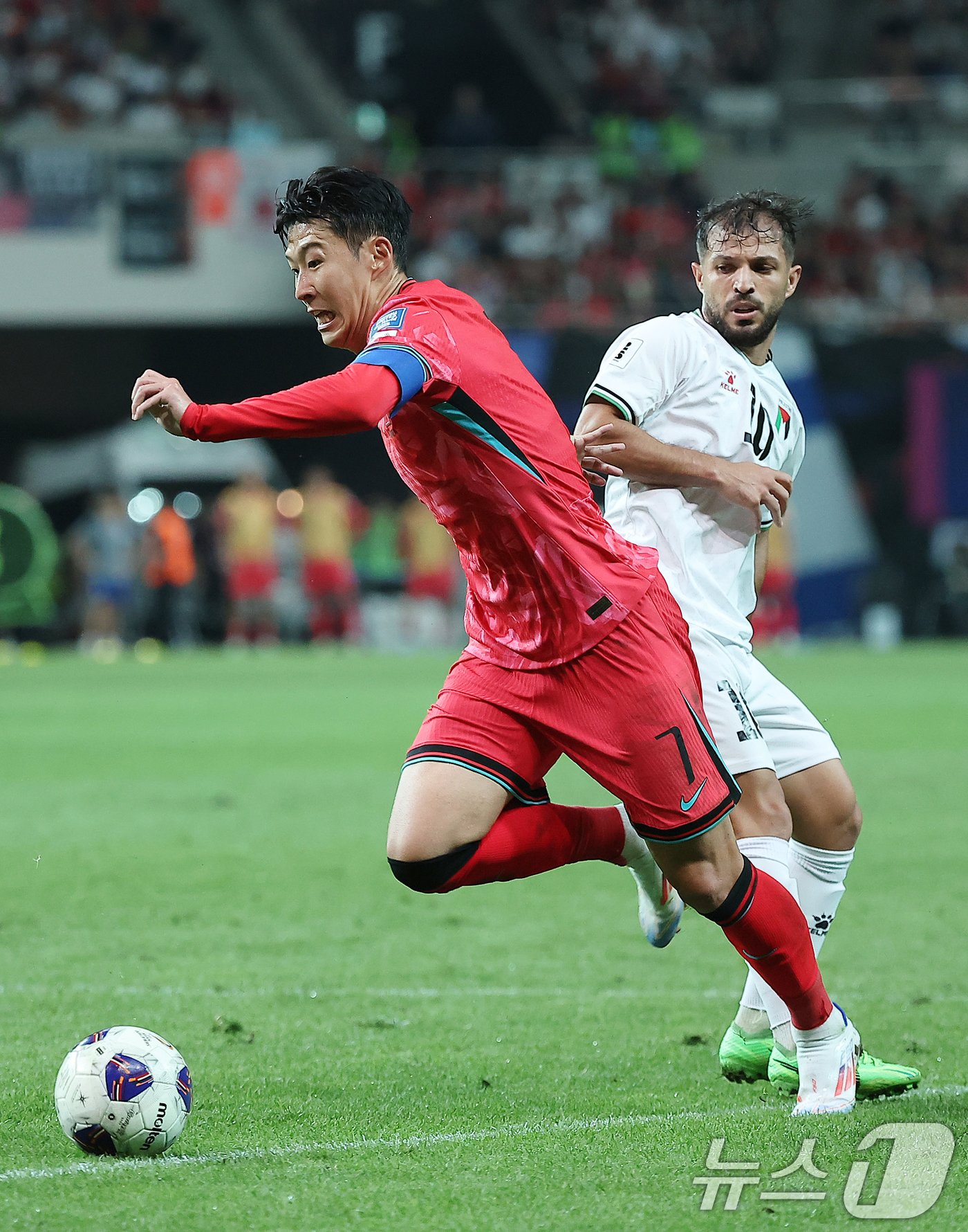 5일 오후 서울 마포구 서울월드컵경기장에서 열린 2026 국제축구연맹&#40;FIFA&#41; 북중미 월드컵 아시아 3차 예선 B조 1차전 대한민국과 팔레스타인의 경기, 후반 대한민국 손흥민이 돌파하고 있다. 한편, 축구대표팀은 졸전 끝에 0대0 무승부를 기록했다. 2024.9.5/뉴스1 ⓒ News1 김진환 기자