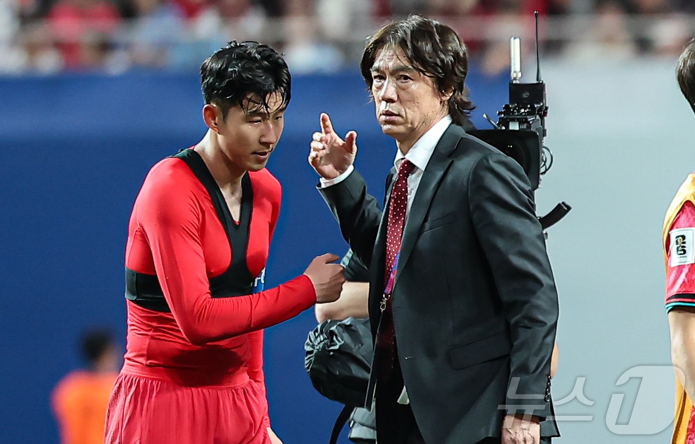본문 이미지 - 홍명보 대한민국 축구대표팀 감독이 5일 오후 서울 마포구 서울월드컵경기장에서 열린 2026 국제축구연맹&#40;FIFA&#41; 북중미 월드컵 아시아 3차 예선 B조 1차전 대한민국과 팔레스타인의 경기에서 0대0 무승부 후 손흥민을 격려하고 있다. 2024.9.5/뉴스1 ⓒ News1 김도우 기자
