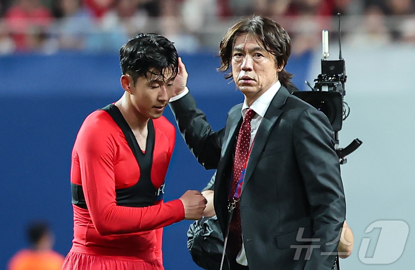 홍명보 대한민국 축구대표팀 감독이 5일 오후 서울 마포구 서울월드컵경기장에서 열린 2026 국제축구연맹&#40;FIFA&#41; 북중미 월드컵 아시아 3차 예선 B조 1차전 대한민국과 팔레스타인의 경기에서 0대0 무승부 후 손흥민을 격려하고 있다. 2024.9.5/뉴스1 ⓒ News1 김도우 기자