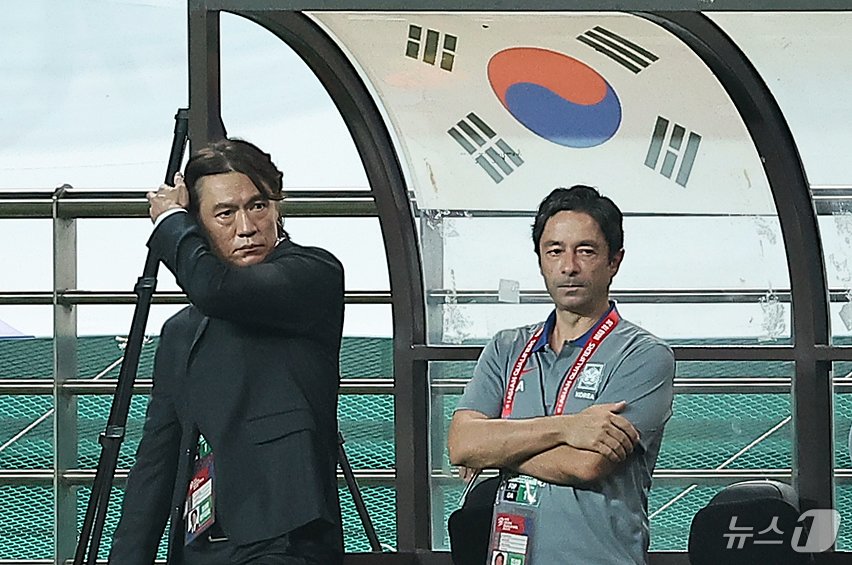 본문 이미지 - 5일 오후 서울 마포구 서울월드컵경기장에서 열린 2026 국제축구연맹(FIFA) 북중미 월드컵 아시아 3차 예선 B조 1차전 대한민국과 팔레스타인의 경기, 홍명보 축구대표팀 감독과 주앙 아로소 수석코치(오른쪽)가 전반 경기를 지켜보고 있다. 이날 대한민국은 팔레스타인과 0대0 무승부를 기록했다. 2024.9.5/뉴스1 ⓒ News1 김진환 기자