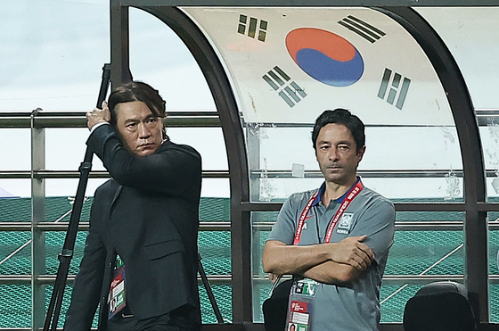 수석코치가 현장 지도자? 경기력 저하·인터뷰 논란에 어수선한 홍명보호