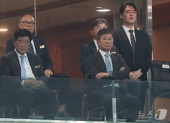 5일 오후 서울 마포구 서울월드컵경기장에서 열린 2026 국제축구연맹&#40;FIFA&#41; 북중미 월드컵 아시아 3차 예선 B조 1차전 대한민국과 팔레스타인의 경기, 정몽규 대한축구협회장&#40;오른쪽&#41;이 굳은 표정으로 경기를 지켜보고 있다. 한편, 축구대표팀은 졸전 끝에 0대0 무승부를 기록했다. 2024.9.5/뉴스1 ⓒ News1 김진환 기자