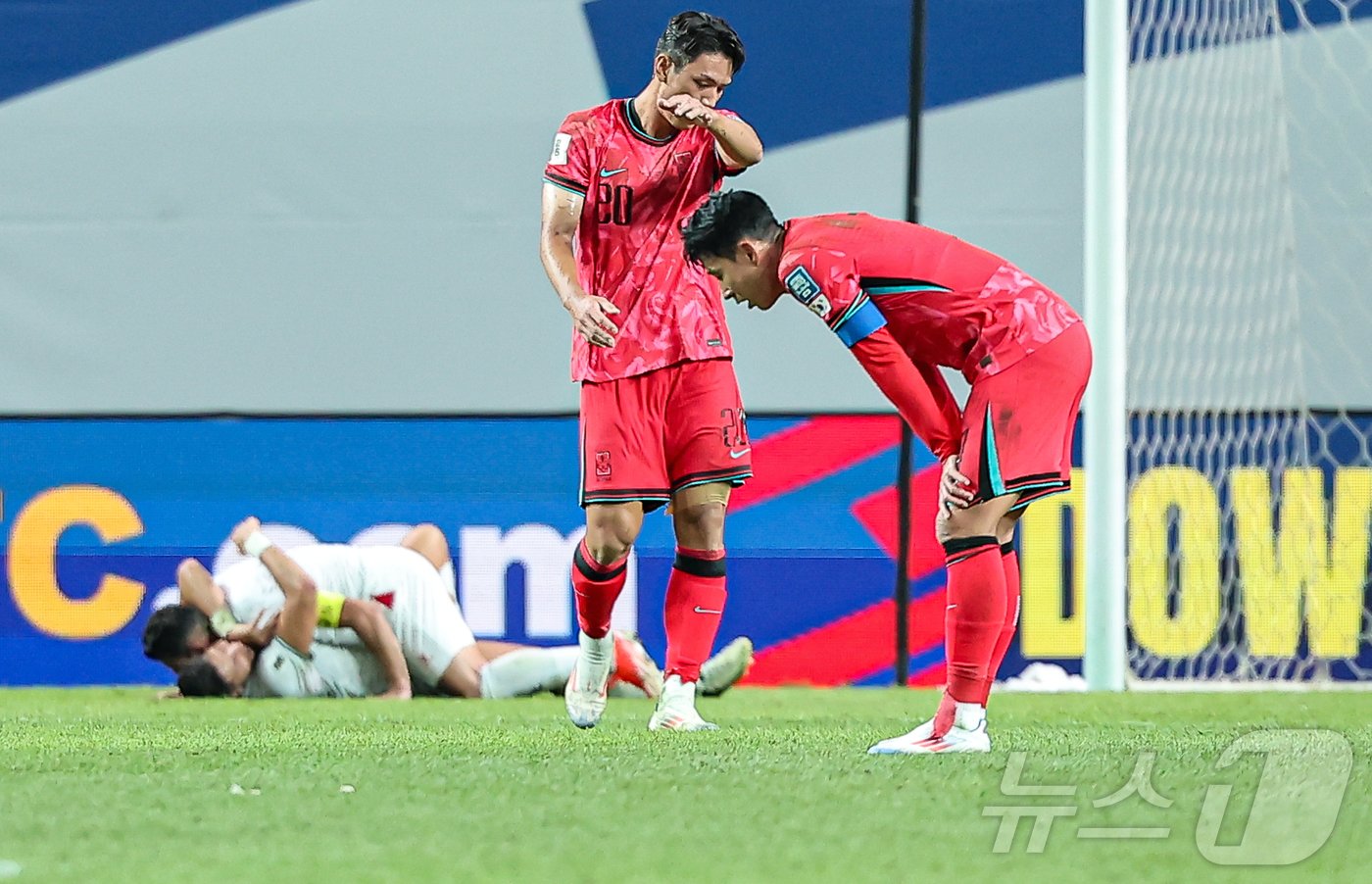 5일 오후 서울 마포구 서울월드컵경기장에서 열린 2026 국제축구연맹&#40;FIFA&#41; 북중미 월드컵 아시아 3차 예선 B조 1차전 대한민국과 팔레스타인의 경기, 대한민국 손흥민이 0대0 무승부 후 아쉬워하고 있다. 2024.9.5/뉴스1 ⓒ News1 김도우 기자