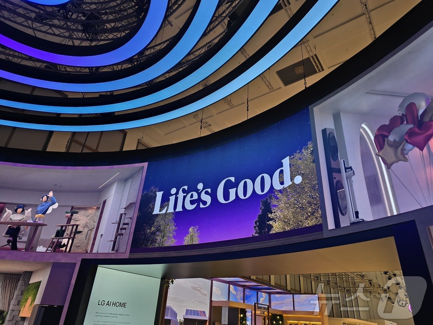 본문 이미지 - LG전자가 독일 베를린에서 열리는 유럽 최대 가전 전시회 'IFA2024'에서 AI홈 설루션을 선보인다. LG전자 전시관 입구. 2024. 9. 6/뉴스1 ⓒ News1 한재준 기자