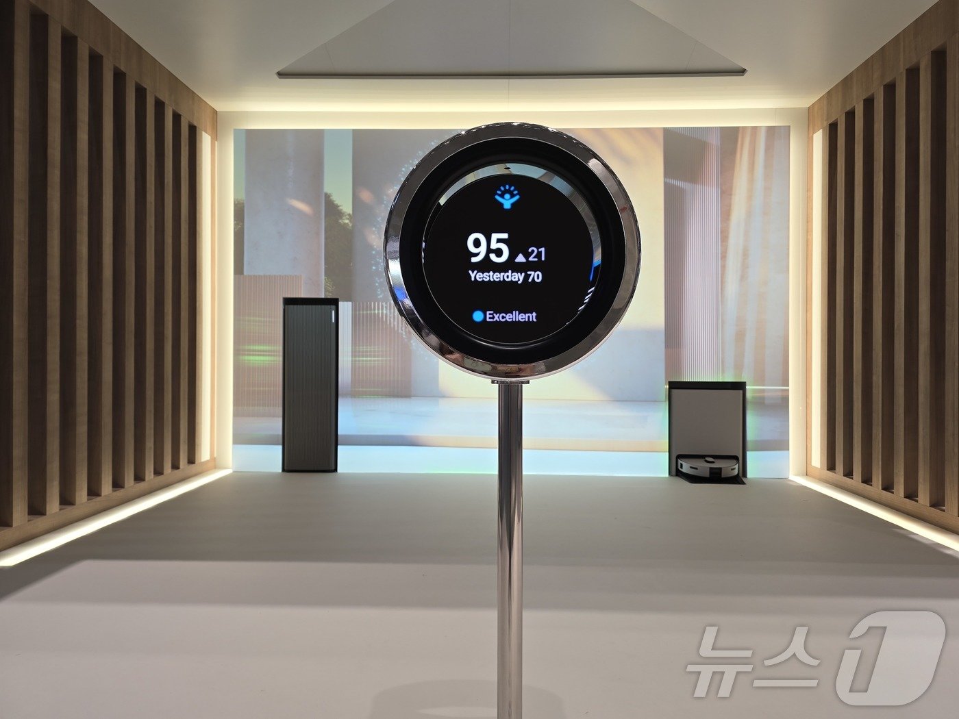 본문 이미지 - 사용자의 수면 상태 등을 분석해 에너지를 점수로 알려주는 갤럭시 링. ⓒ News1 한재준 기자