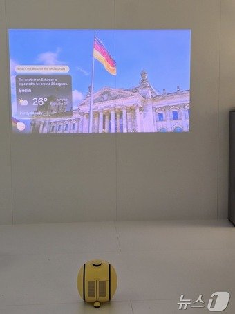 본문 이미지 - 삼성전자의 집사 로봇 '볼리'가 독일 베를린에 가볼 만한 장소를 추천해주고 있다. ⓒ News1 한재준 기자