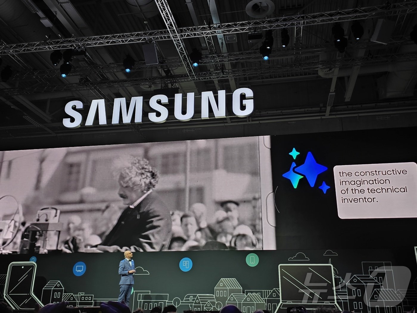 본문 이미지 - 삼성전자가 독일 베를린에서 열린 유럽 최대 가전 전시회 'IFA 2024' 하루 전인 5일(현지시간) 프레스 콘퍼런스를 열고 AI로 업스케일링한 알베르트 아인슈타인의 IFA 기조 연설 영상을 상영했다. 2024. 9. 6/뉴스1 ⓒ News1 한재준 기자