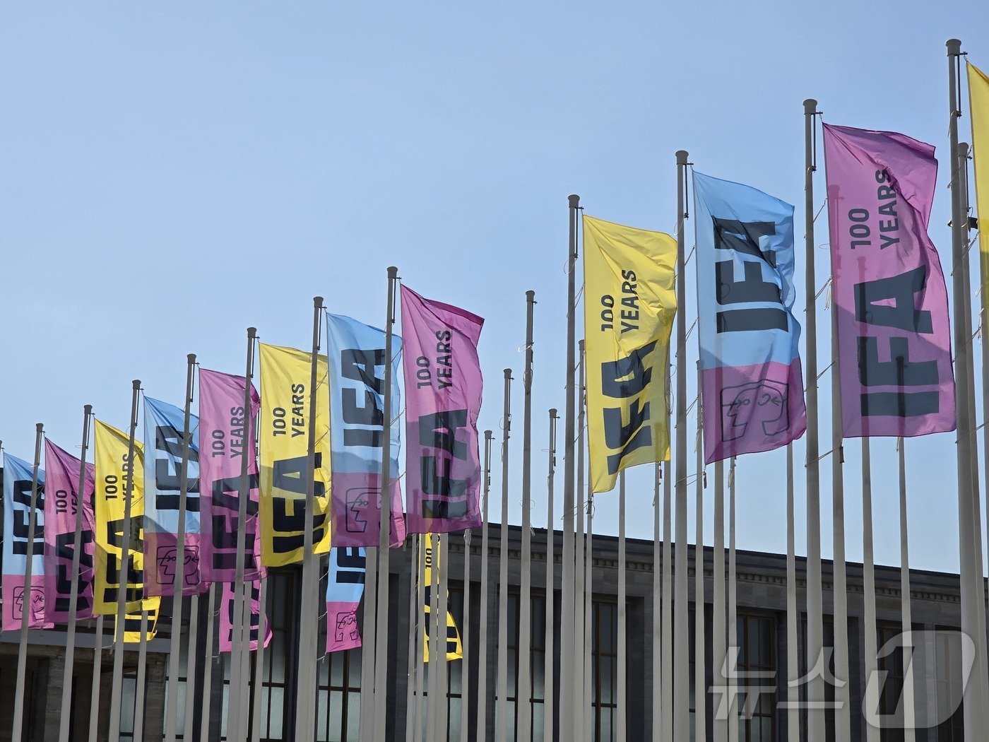 본문 이미지 - 개막을 하루 앞둔 5일(현지시간) 독일 메세 베를린(Messe Berlin) 전시관 인근에 IFA 100주년을 기념하는 깃발이 휘날리고 있다. 올해 100주년을 맞는 유럽 최대 가전 전시회 'IFA 2024'는 6일부터 10일까지(현지시간) 독일 베를린에서 열린다. 2024. 9.5/뉴스1 ⓒ News1 한재준 기자