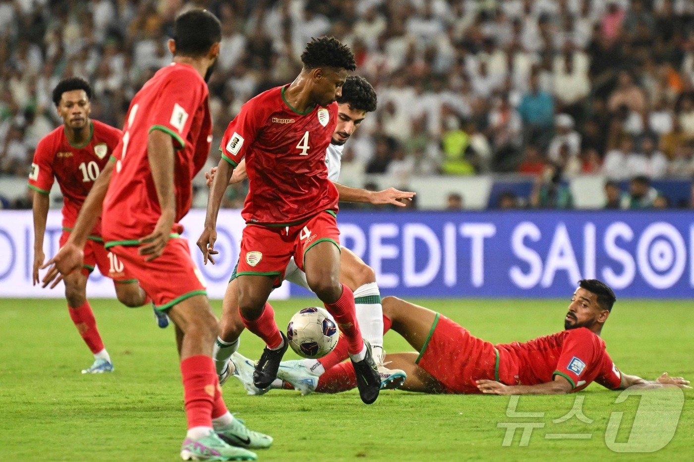 오만의 미드필더 아르샤드 알 알라위&#40;4번&#41;는 10일 열리는 한국과 2026 북중미 월드컵 아시아지역 3차 예선 B조 조별리그 2차전에 출장 정지 징계로 결장한다. ⓒ AFP=뉴스1