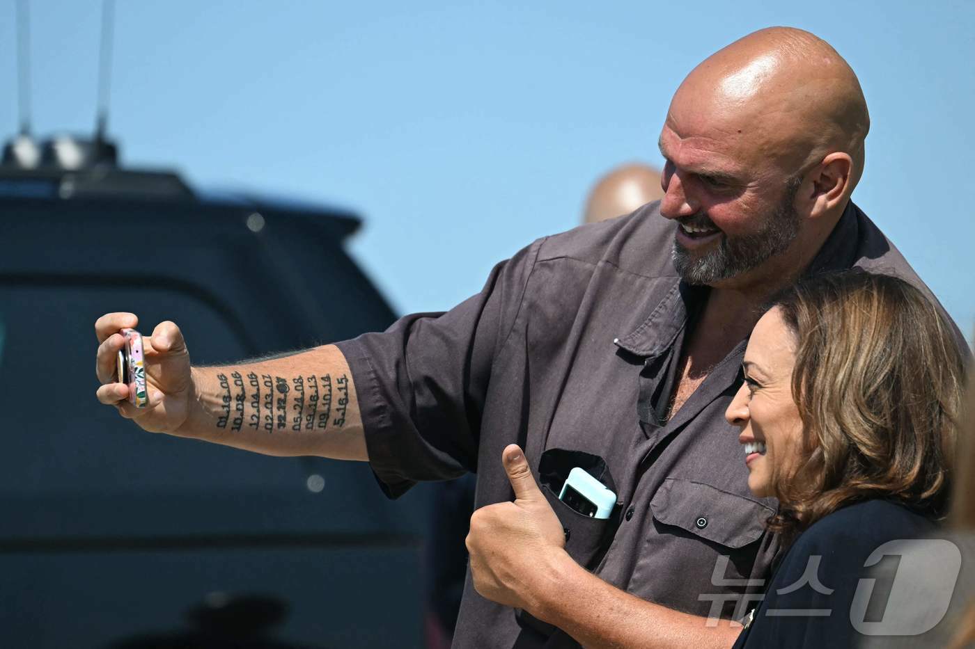 본문 이미지 - 카멀라 해리스 미국 부통령 겸 민주당 대선 후보(오른쪽)가 5일(현지시간) 선거 유세를 위해 펜실베이니아주(州) 피츠버그 국제공항에 도착해 존 페터먼 상원의원과 셀카를 찍고 있다. 2024.09.05 ⓒ AFP=뉴스1 ⓒ News1 유수연 기자