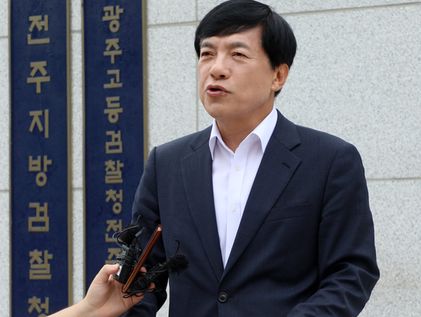 이성윤 의원, 문 전 대통령 관련 검찰수사 비판 1인 시위