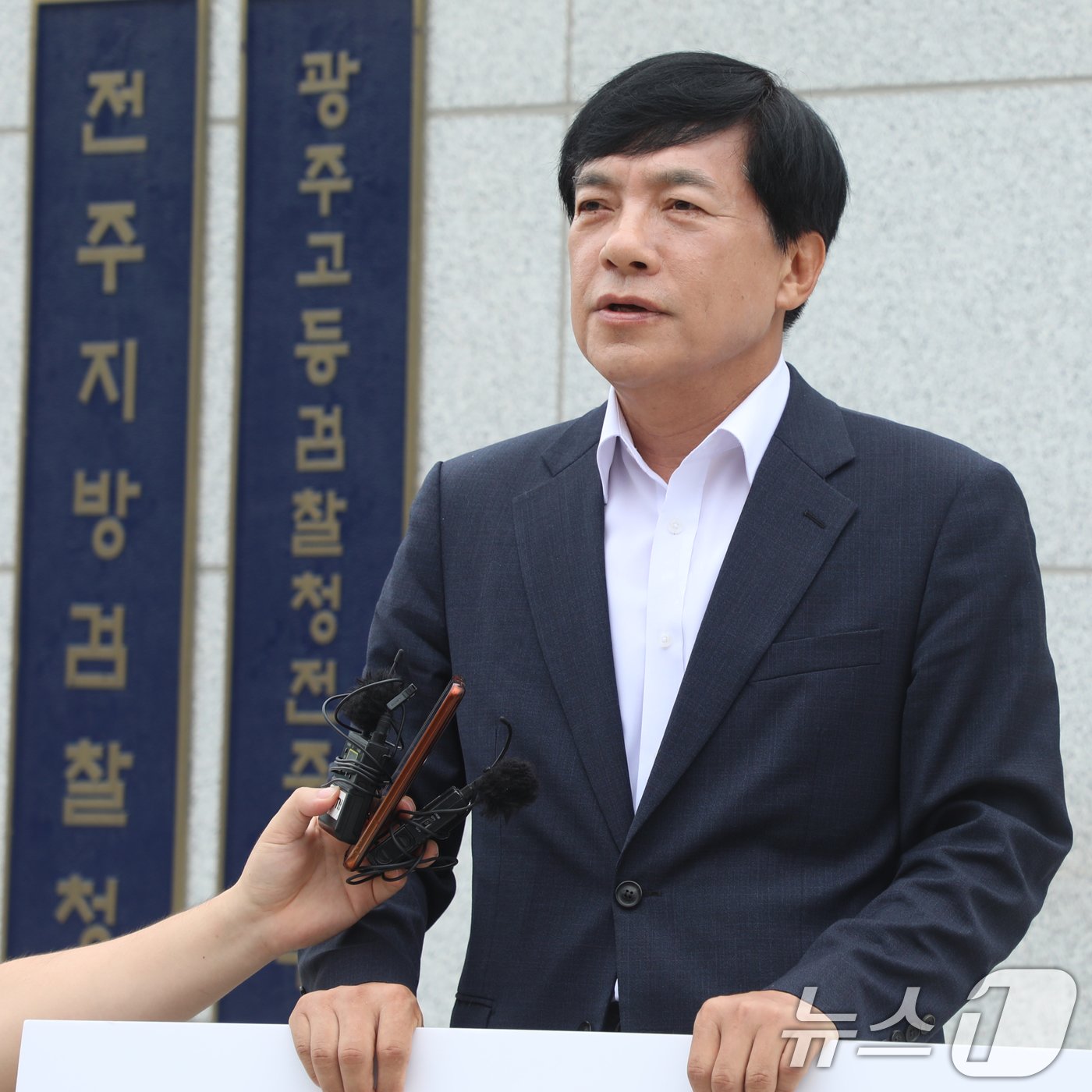 본문 이미지 - 이성윤 더불어민주당 국회의원&#40;전주을&#41;이 6일 전북자치도 전주시 전주지방검찰청 앞에서 &#39;문재인 전 대통령 관련 검찰수사 비판&#39; 1인 시위를 하고 있다. 2024.9.6/뉴스1 ⓒ News1 유경석 기자