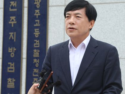 전주지검 앞에서 1인 시위하는 이성윤 의원