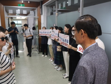 충북대 의대 학부모들 "증원 강행하면 학생 결코 안 돌아온다"