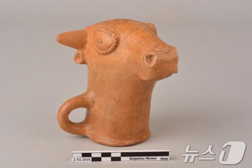 본문 이미지 - 6일 오후 김해에 도착하는 히타이트 유물 212점 중 하나인 뿔모양 잔.&#40;김해시 제공&#41;