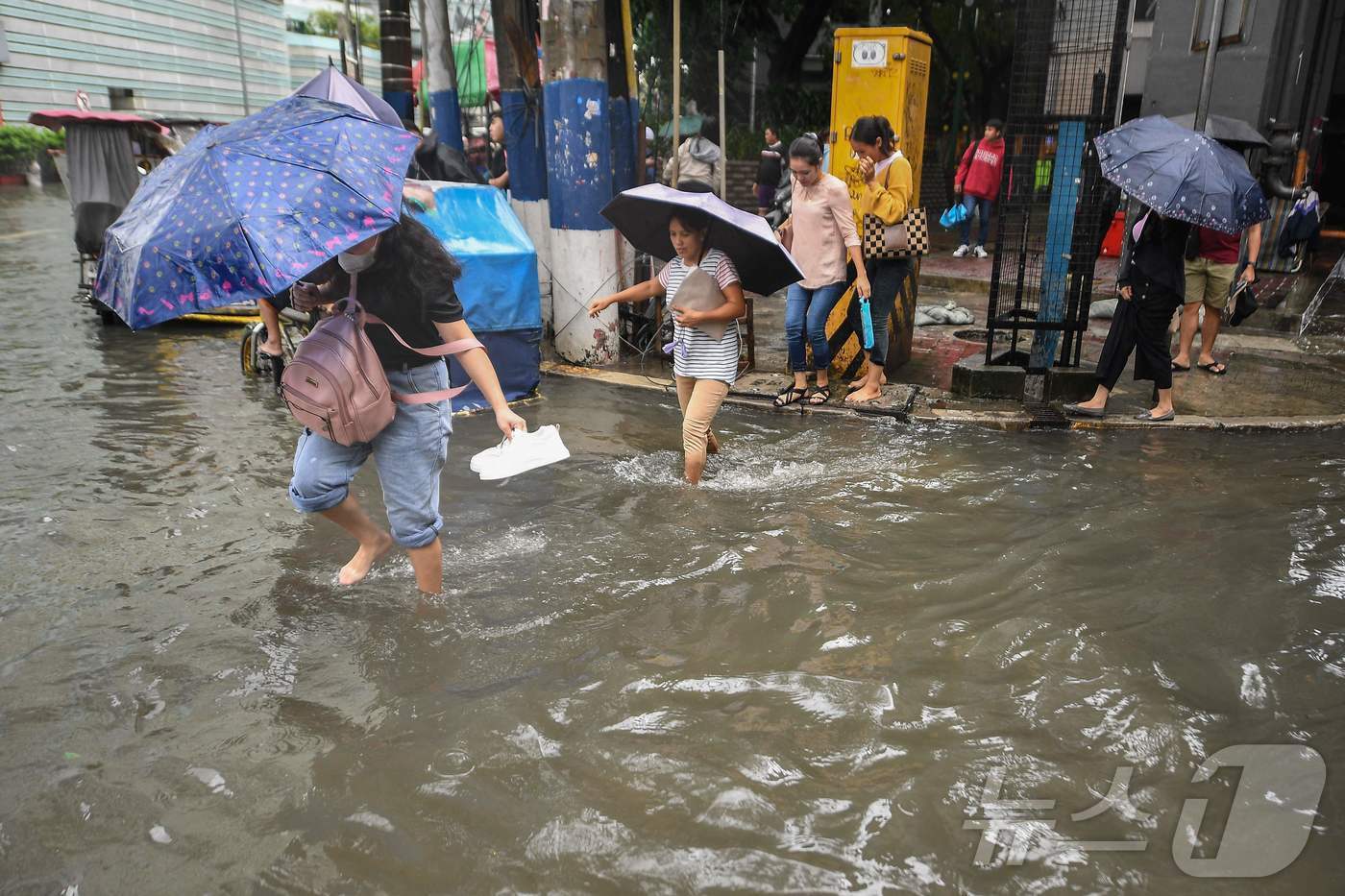 본문 이미지 - 지난 2일(현지시간) 필리핀 루손섬을 강타한 제11호 태풍 야기가 폭우를 몰고와 도로가 침수됐다. 사진은 5일 침수된 마닐라 거리를 지나는 사람들의 모습. 2024.09.05 ⓒ AFP=뉴스1 ⓒ News1 유수연 기자