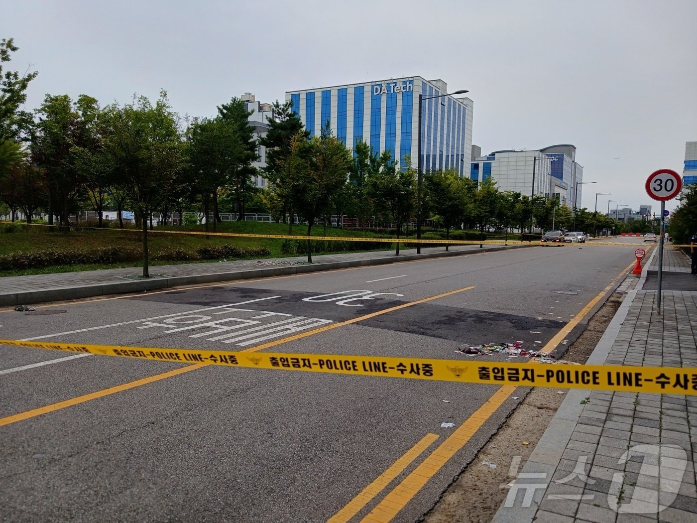 본문 이미지 - 6일 오전 8시 7분쯤 인천시 계양구 서운동 도로에 오물풍선이 떨어져 있다.(인천소방본부 제공)2024.9.6/뉴스1 ⓒ News1 박소영 기자