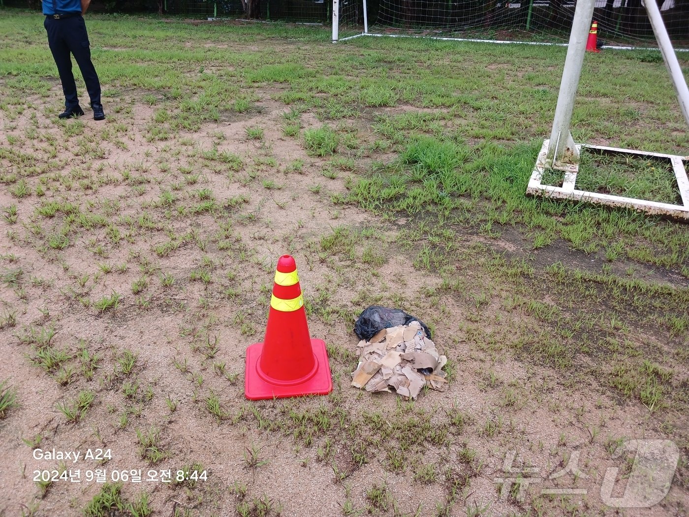 본문 이미지 - 6일 오전 8시32분쯤 인천시 남동구 간석동 신명여자고등학교서 발견된 쓰레기풍선 잔해.&#40;인천소방본부 제공&#41;2024.9.6/뉴스1 ⓒ News1 박소영 기자