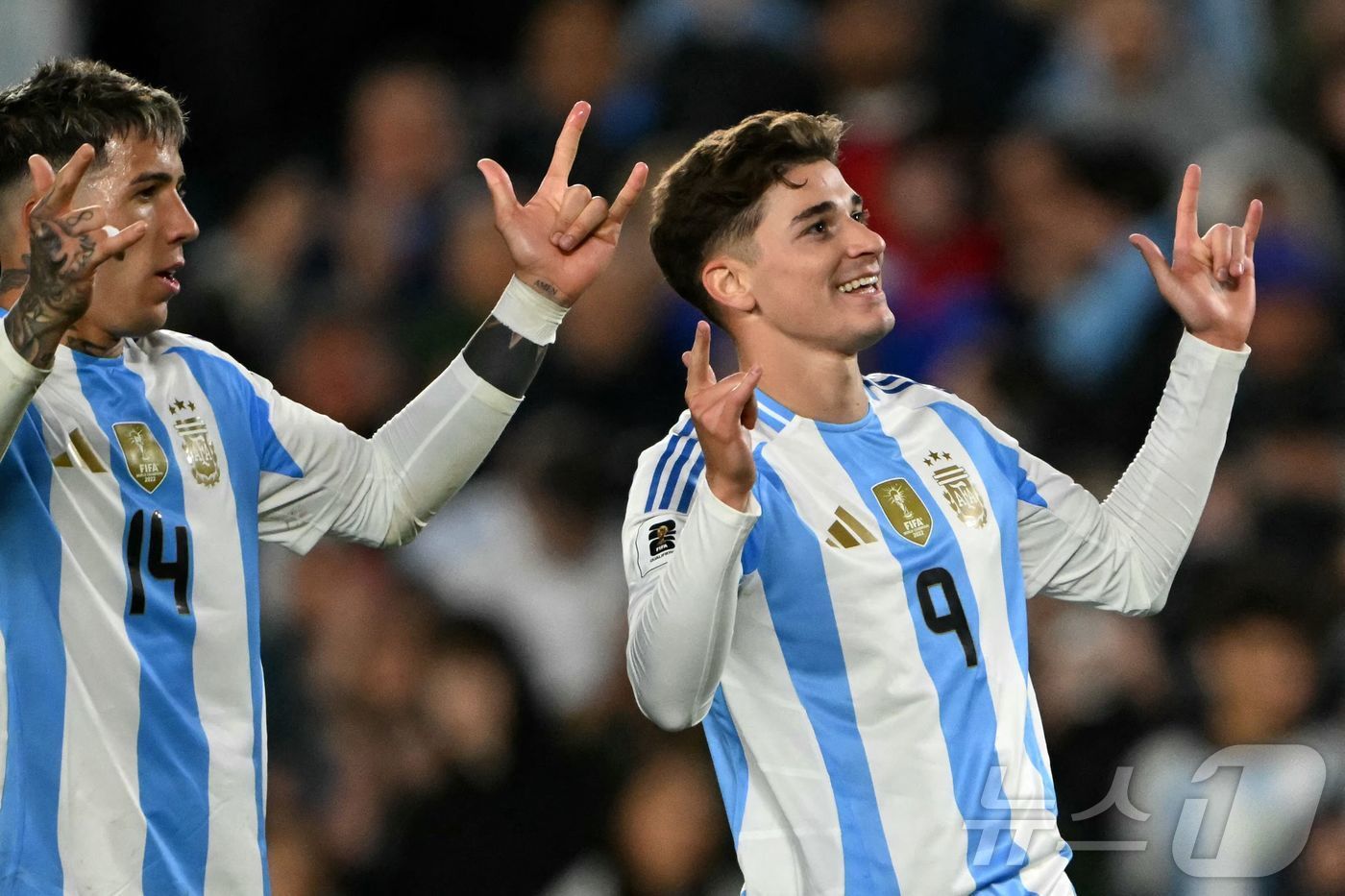 본문 이미지 - 아르헨티나의 훌리안 알바레스(오른쪽)가 6일(한국시간) 열린 2026 북중미 월드컵 남미 예선 칠레전에서 후반 39분 득점에 성공한 뒤 기뻐하고 있다.  ⓒ AFP=뉴스1