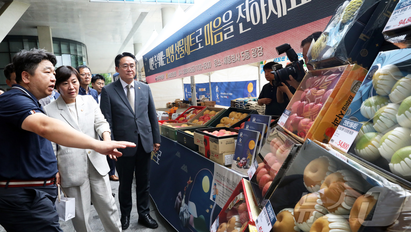 (세종=뉴스1) 김기남 기자 = 강도형 해양수산부 장관(오른쪽)과 송미령 농림축산식품부 장관(가운데)이 6일 오전 세종시 정부세종청사에서 열린 추석 명절 민생선물세트 소비촉진 행사 …