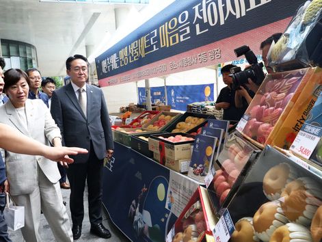 추석 명절 선물세트 홍보하는 강도형 해수부 장관& 송미령 농식품부 장관